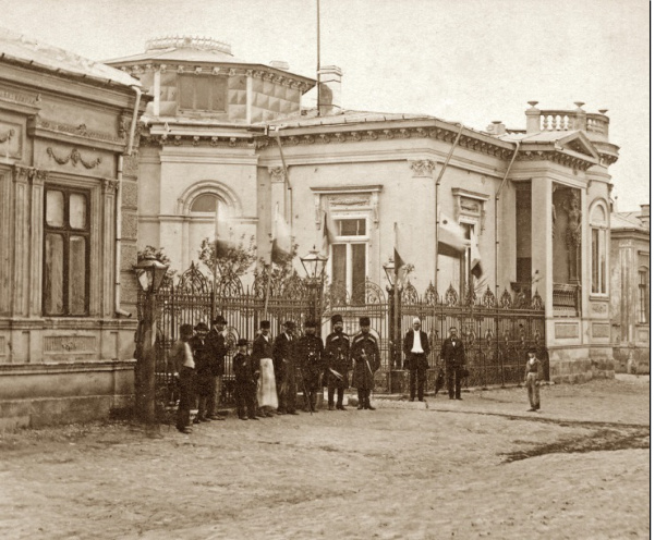 Великий князь Николай Николаевич, главнокомандующий Дунайской армией, перед главным штабом в Плоешти, июнь 1877 г.