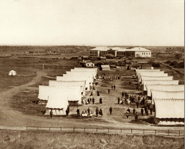 Вид на палатки, в которых размещены раненые русские солдаты