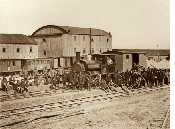 Санитарный поезд, перевозящий раненых русских солдат, на одной из железнодорожных станций