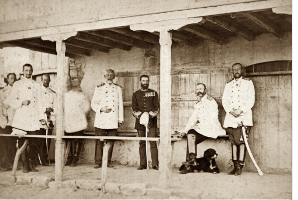 Государь Император Александр II, великий князь Николай Николаевич и Кароль I, князь Румынии с офицерами штаба в Горном Студне, октябрь 1877 г.