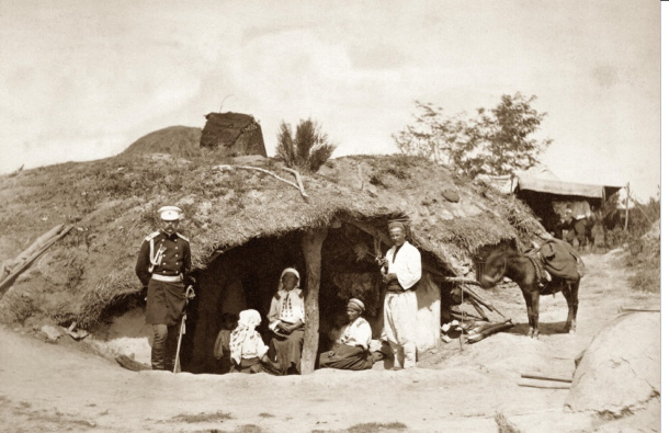 Генерал Струков перед домом жителей Горной Студены, октябрь 1877 г.