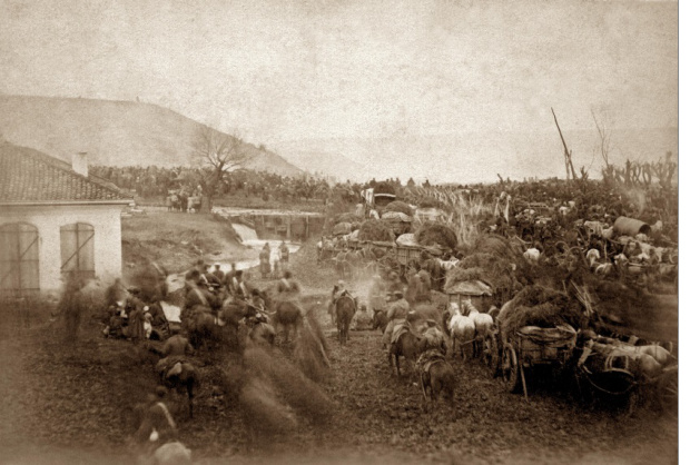 Переход русских на пути в Плевну. На заднем плане – место, куда 10 декабря 1877 г. Осман-пашой был нанесен главный удар