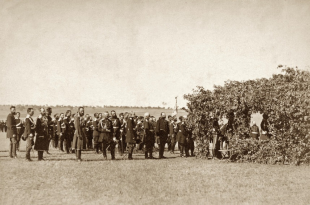 Торжественный молебен на шоссе по направлению к Гривице, совершенный в присутствии императора Александра II и при участии войск, осаждавших Плевну