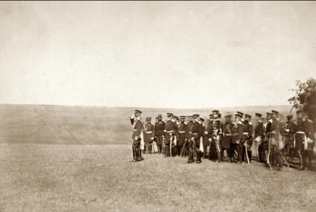 Император Александр II со своей свитой принимает военный парад в честь взятия Плевны, 14 декабря 1877 г.