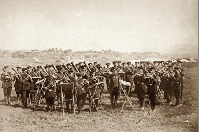 Гвардейский духовой оркестр играет перед марширующими частями на параде в честь взятия Плевны, 14 декабря 1877 г.