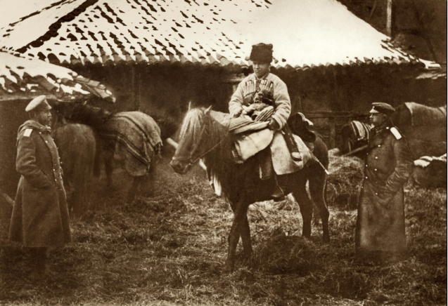 Казак спасает ребенка, брошенного в турецком обозе