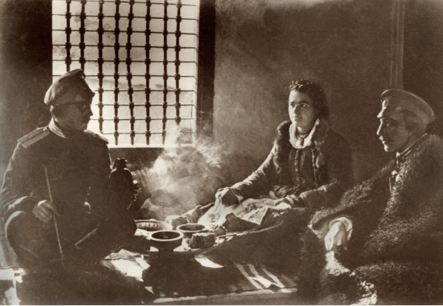 Болгарка угощает военных, расквартированных в ее доме