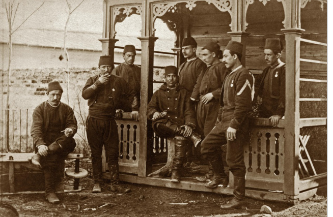 Турецкие офицеры и рядовые (низаимы) в плену в Бухаресте, 1878 г.