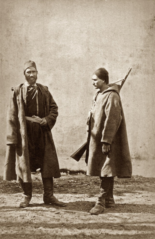 Болгарский доброволец ведет под конвоем пленного турецкого офицера, сентябрь 1877 г.